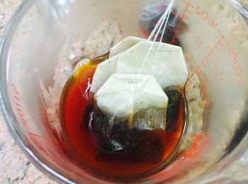 step1: 4個伯爵茶包用100毫升熱水泡5分鐘成濃茶。