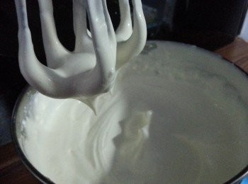 step6: 打到忌廉出現尖角即可,(不用打太耐,否則忌廉會變回水份)