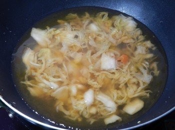 step1: 放約700C.C.的水與泡菜加熱