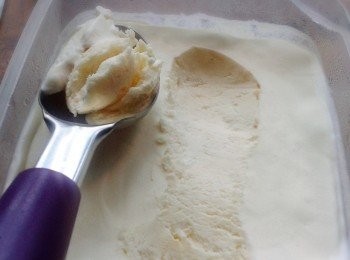 step4: 倒入容器內， 放入冷庫箱最少6小時即成！