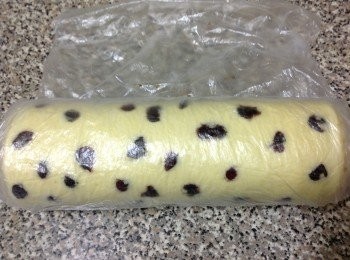 step11: 完成的蛋糕捲用塑膠袋包好，放冰箱固定30分再切塊，才不會散掉