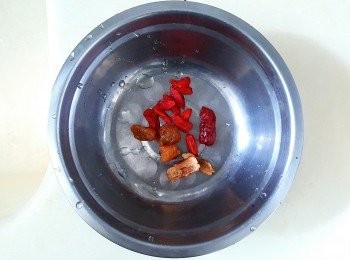step2: 將紅棗杞子圓肉洗淨放入大碗中間