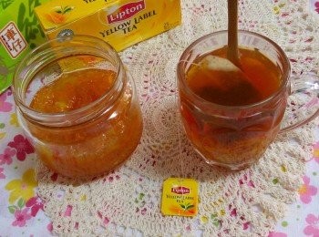 step1: 滾水冲入茶包，再加入一匙金桔果醬，撹均即可飲用。