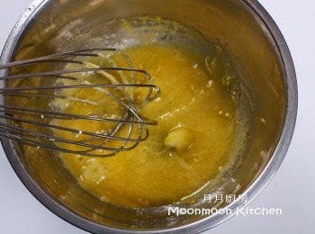 step19: 蛋汁加砂糖打勻。