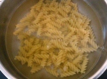 step1: 螺旋麵入滾水中煮5分鐘後，瀝乾水分撈出至碗中，並淋上些許橄欖油。