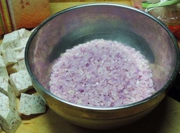 step1: 台灣彩色營養米粉絲團 https://www.facebook.com/MITNCR?fref=ts ，漂亮的紫色彩米，用的是天然的色素喔!!從每顆色澤不同的米就可以看出，絕對無人工色素!!