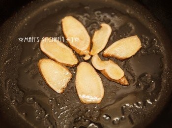 step1: 首先將薑片煸香。