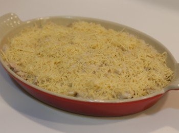 step9: 最後鋪上Parmesan Cheese及灑上Parseley