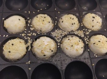 step3: 將湯丸放入盆內後轉動一下,隨即撒上芝麻後再轉動一下。