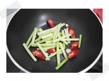 step3: 把芹菜丟下去一起炒!! (我的芹菜超少~~~~)