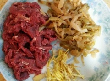 step1: 把牛肉洗淨瀝幹水，榨菜洗洗瀝幹水，口味重的同學可以不用，本人口味清淡一點所以洗一下，薑切絲