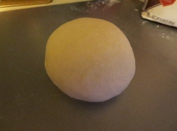 step1: 將麵粉跟鹽放入盆中,沖入滾水後拌勻,再倒入冷水攪拌後,搓揉成光滑面糰,鬆弛30分鐘(鬆弛愈久,麵糰愈軟,愈好吃)。