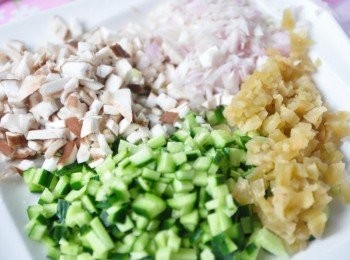 step2: 先將紅蔥頭、鮮香菇、醃瓜、小黃瓜切成細丁狀備用