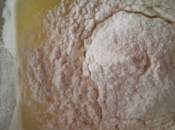 step2: 麵粉過篩分兩次加入1,一起拌勻