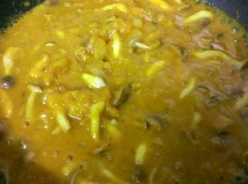 step3: 加入南瓜泥(南瓜先用電鍋蒸就壓成泥~)和水(或高湯)小火煮開~調味~我只有加鹽巴~濃綢度調至個人喜愛~