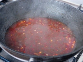 step4: 下所有醬汁<span class="group_2">調味料</span>，用中火煮沸