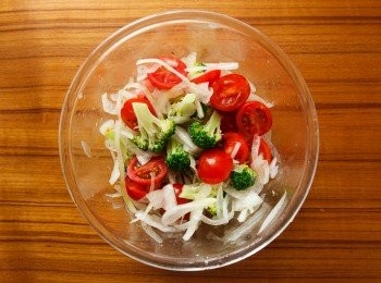 step4: 把洋蔥和花椰菜的水份瀝乾後，將小蕃茄對半切，並與洋蔥、花椰菜和醬料（橄欖油、白醋、鹽、糖、檸檬汁）均勻混合。