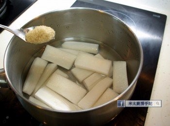 step4: 把蘿蔔放入煲中，注入室温水至蓋過蘿蔔1寸，加入黃糖，關蓋，以中火煮蘿蔔約15分鐘或至蘿蔔變透明。