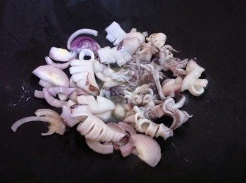 step2: 取出鍋加入1匙食油，油熱。
加入小辣椒，蘇當和大蔥絲大火炒翻。