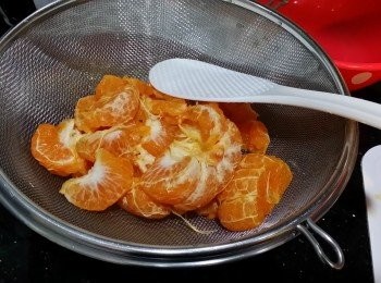 step2: 用一個器皿，面上放入一個大篩，再將果肉放入去，再用湯匙或其它器具，用力壓下取果汁液(或者可以用榨汁機來幫手)。