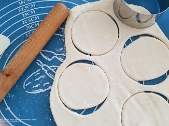 step2: 用木棍捍平， 捍得薄口感上自然就會較好、但小心不宜太過於薄,包起上便會有些困難而容易穿破( 所以適可以止)桿平一兩片後試包上如沒有穿破便可以繼續以這個薄度捍平往後的麵粉糰