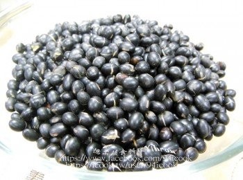 step2: 炒至黑豆發出「啵啵」的聲音，繼續炒到沒有「啵啵」聲之後，再翻炒約1分鐘後熄火，熄火後繼續翻炒約1分鐘，將黑豆及鹽起鍋過篩去鹽巴放涼即可裝瓶