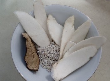 step3: 淮山及薏米（或芡實）洗淨，而果皮則浸軟起瓤。