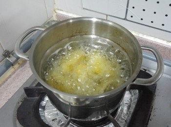 step6: -滾油中火炸蠔，轉色後轉大火迫出多餘油份，最後炸至金黃便可。