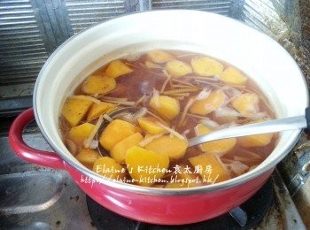 step7: 煲15分鐘後加入片糖及百合拌勻 , 轉用中火煮至片糖溶化