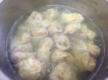step4: 鍋注入水煲滾,然後放入雲吞,滾起後滾煲大約4分鐘