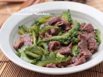 step6: 至苦瓜熟下牛肉及調味兜勻即成。