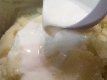 step4: 趁熱加入調料加上鮮奶和鹽調味拌勻關火即可