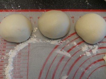 step2: 麵團可成四至六份隨自己喜歡，然後滾圓備用。