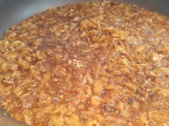 step5: 贊上熱水和老抽,用細火慢煮備用。