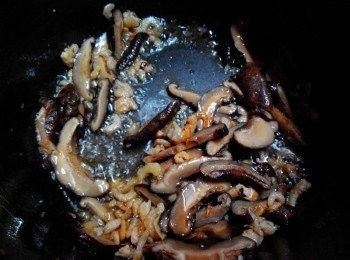 step2: 直接倒入虾米爆香，再倒入香茹和腊肠、花肉反抄几下～