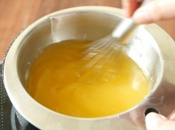 step5: 在小鍋中把水煮滾，把步驟4的碗座在熱水上以小火加熱，注意水面不要碰到碗底。邊加熱邊攪拌約5分鐘確保魚膠粉完全溶化。