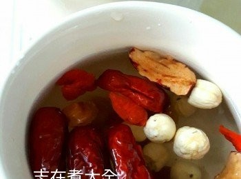 step2: 所有材料（除冰糖）加水放入燉盅燉1.5小時