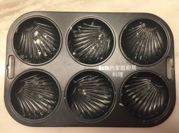step12: <span class="group_2">瑪德蓮</span>烤模塗上奶油，灑上一些麵粉，再倒扣拍除多餘的麵粉