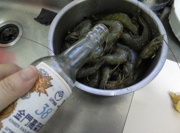 step1: 蝦用水洗淨後，趁新鮮活跳時用金門高梁醉暈蝦(*`Д')再下少許的鹽搖一搖均勻。