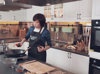 step3: 用麻油入鑊大火爆香雞件至半熟