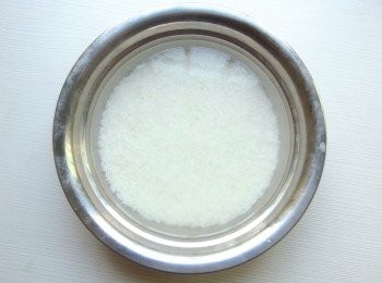 step2: 在來米洗淨後,浸水約3~4小時,米心要透用拇指及食指可將米捏碎即可。