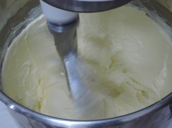 step2: 倒入鮮奶油與糖拌勻，沒有攪拌器的人可以用打蛋器將兩者拌勻