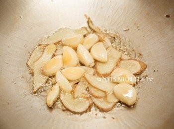 step2: 同一油鍋，將薑片與大蒜下鍋煸至金黃。