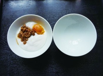 step3: 在碗中抹上一層油，倒入2 粉漿到一半的高度，鋪上肉燥和鹹蛋黃，再倒入一層粉漿覆蓋，放入加了1 杯水的外鍋中，蒸到開關跳起後燜10 分鐘。