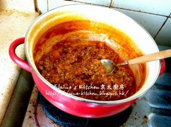 step8: 煮1小時後熄火焗30分鐘 , 再加少許鹽及黑胡椒碎拌勻調味肉醬備用