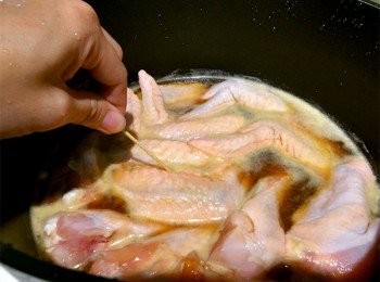 step1: 啤酒250ml加入糖、醬油、鹽，將雞翅放入醃個30分鐘，可用牙籤在肉上刺戳幾個孔。