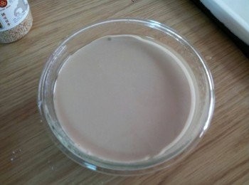 step7: 把粉漿倒入模子中 , 蓋上保鮮膜 , 放入已燒至大滾的蒸鍋中 , 用大火蒸1小時即可