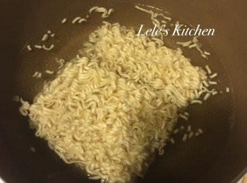 step3: 水滾後將泡麵放入鍋中煮一分鐘，就可以撈起備用囉~