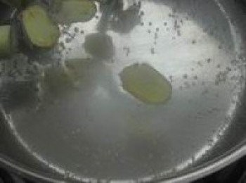 step4: 大火將水燒開後把雞放入，蓋上鍋蓋用蝦眼水小火煮15分鐘。關火後再燜10分鐘