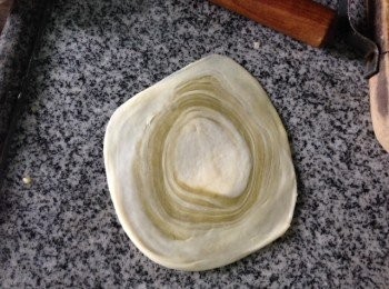 step10: 捍開已壓平圓型酥皮包薯綠豆蓉麻糬饀,收口捏平用手輕輕塑型並放在焗盤